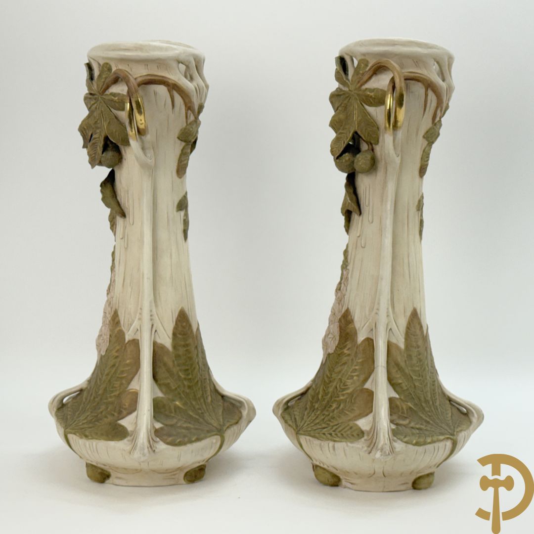 Paar Royal Dux vazen met bloemen bezet