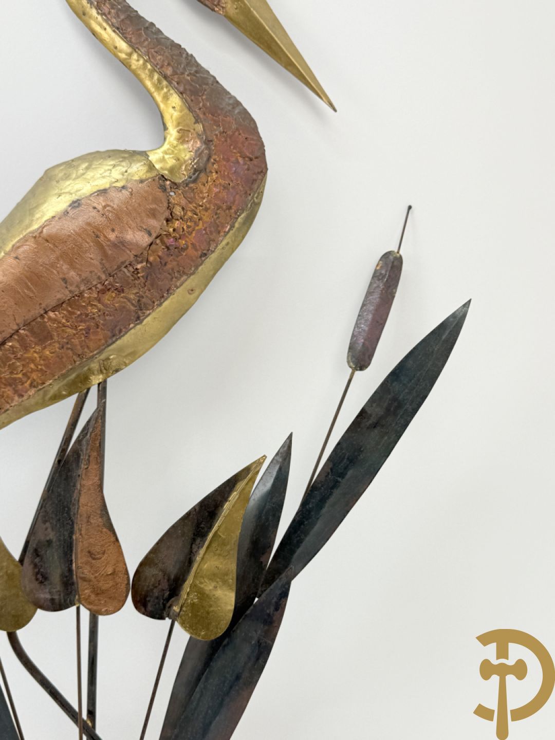 Paar vergulde metalen basreliefs met ooievaars en lisdoddes