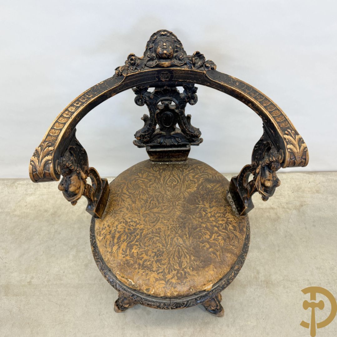 Gesculpteerde draaibare gondelvormige stoel steunend op 4 poten in de vorm van dolfijnen, bovenaan met kariathiden en engelenkoppen