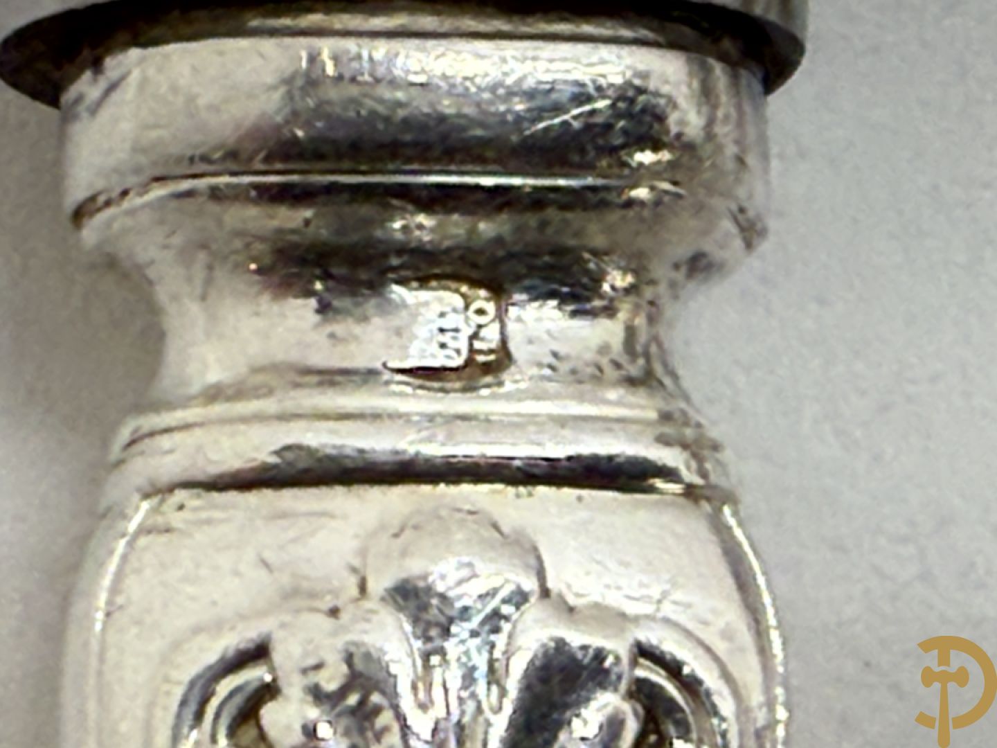 Verzilverd bestek bestaande uit 12 messen, 12 dessertlepels, 12 dessertvorken, 12 taartvorkjes, 12 dessertmessen en 12 visvorken, gemerkt Quaghebeur (Kuurne) dit alles in een in Christofle bestekkoffer ondergebracht