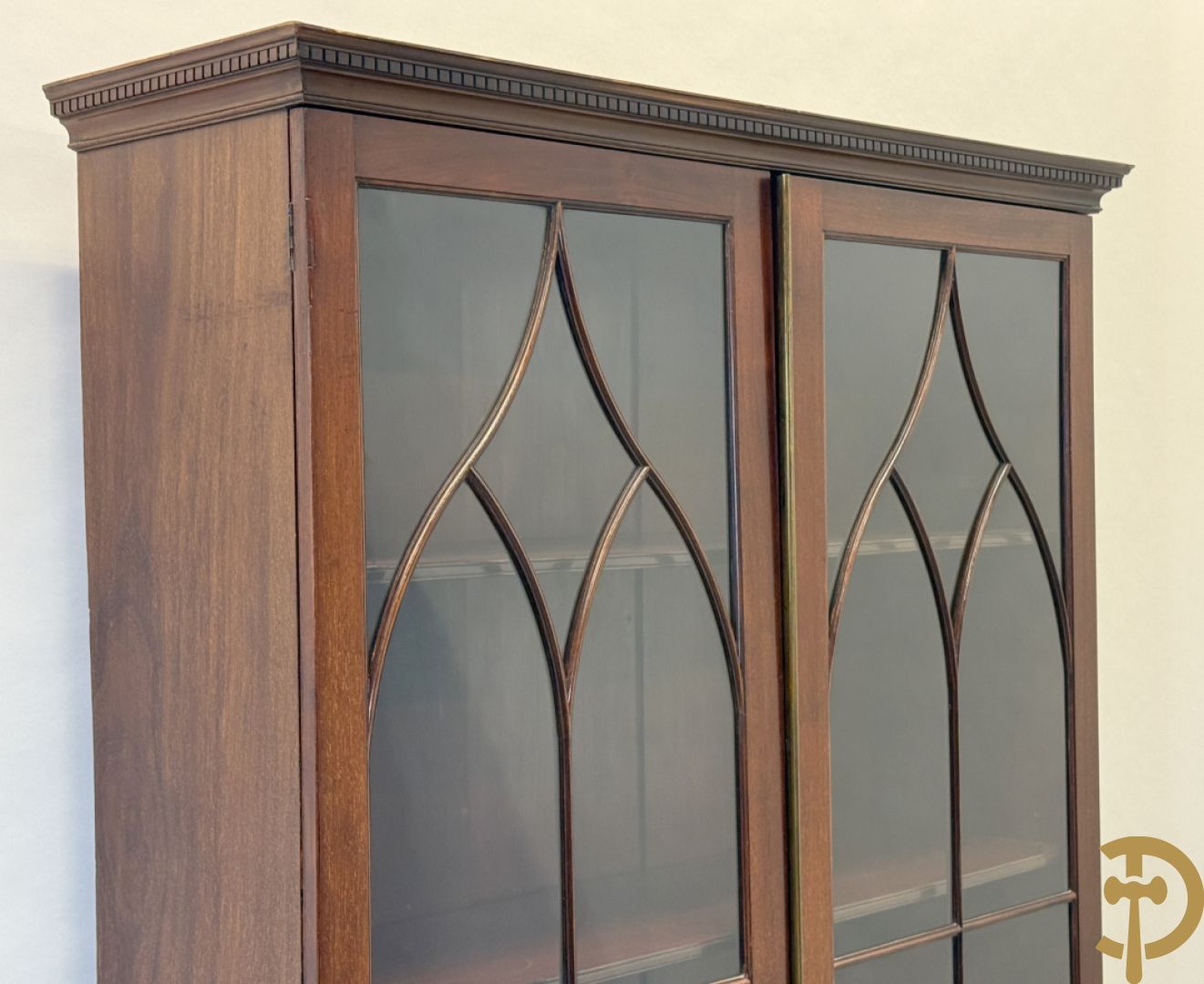 Paar Engelse mahoniehouten vitrines met legbanken