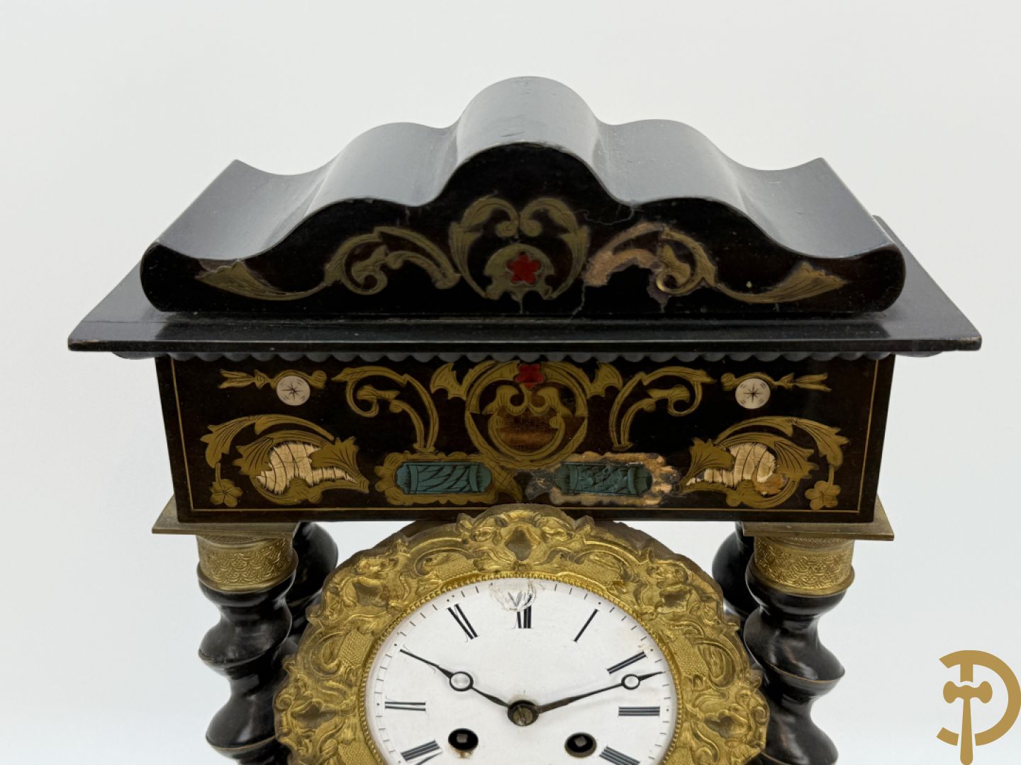 Napoleon III pendule met 4 getorste zuilen en koperinleg