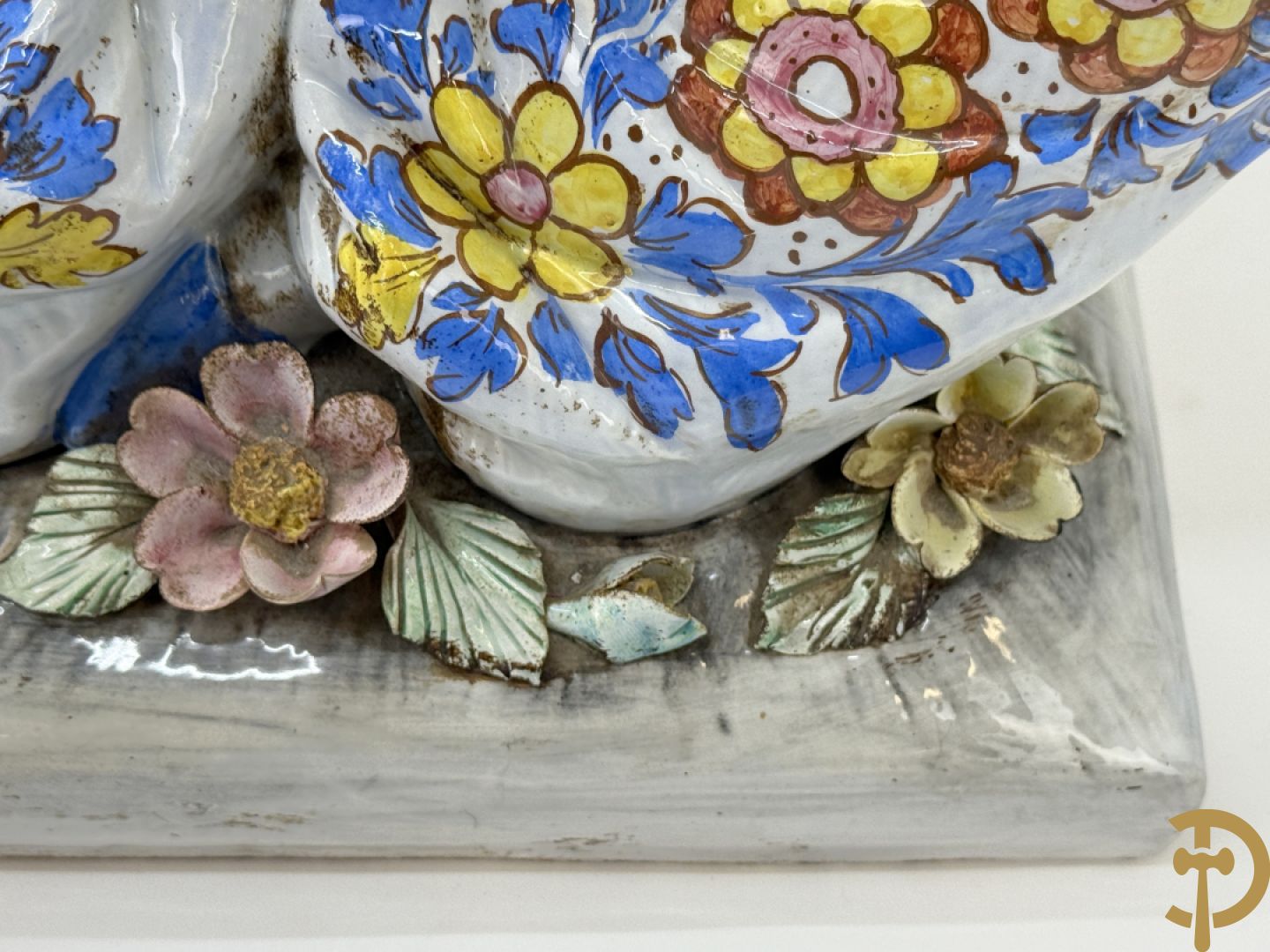 Meerkleurig Italiaans beeld van zittende oosterse man met snaarinstrument