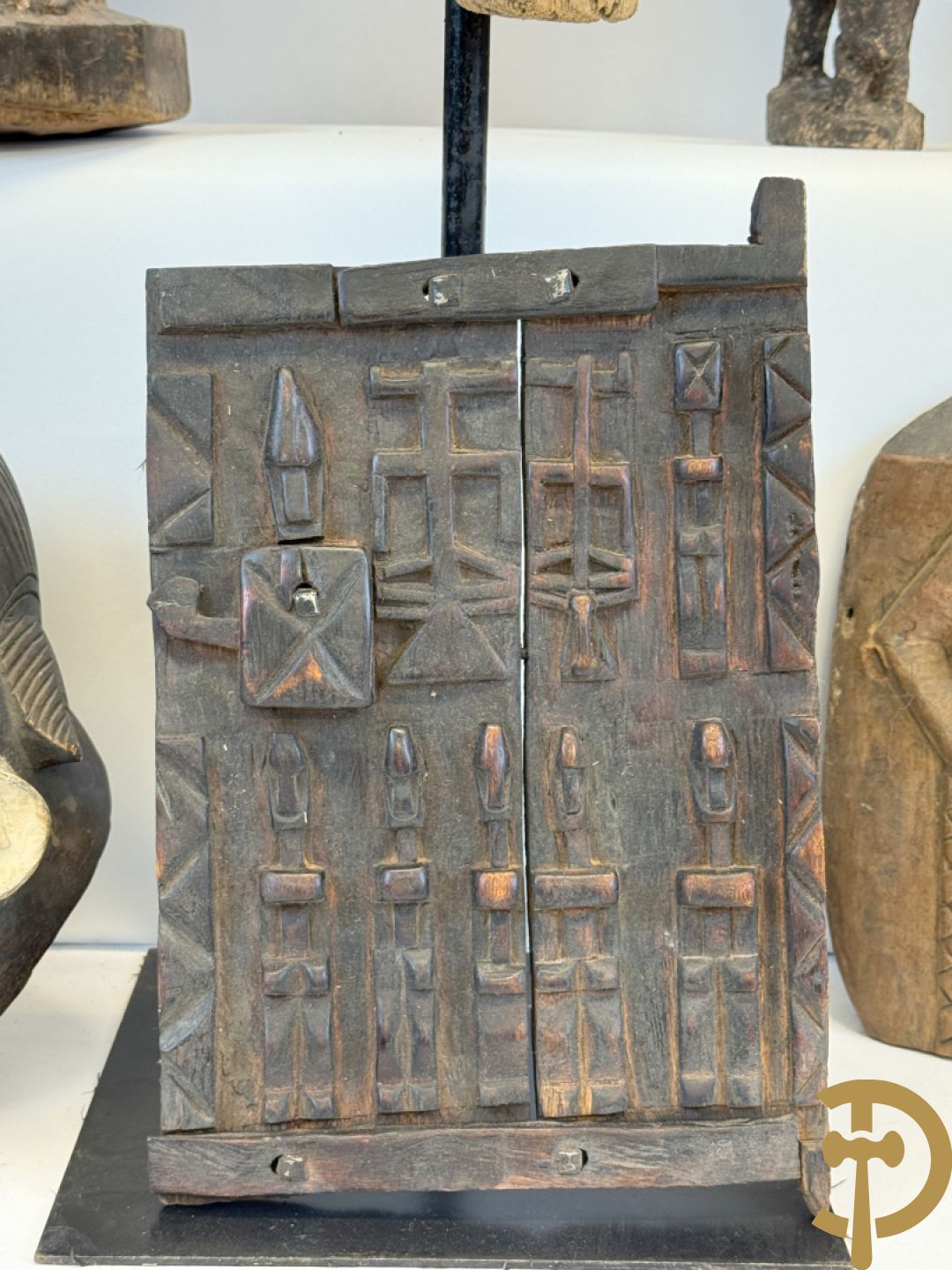 Afrikaanse sculpturen en maskers w.o. Sangye, Dogon, Lega
