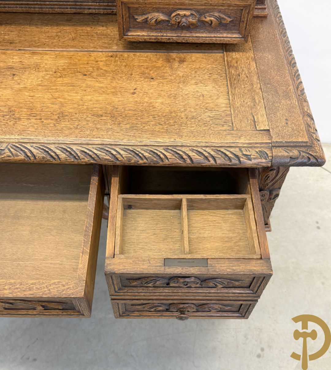 Massief eiken Frans bureel met lades op getorste poten met opstand, 19e