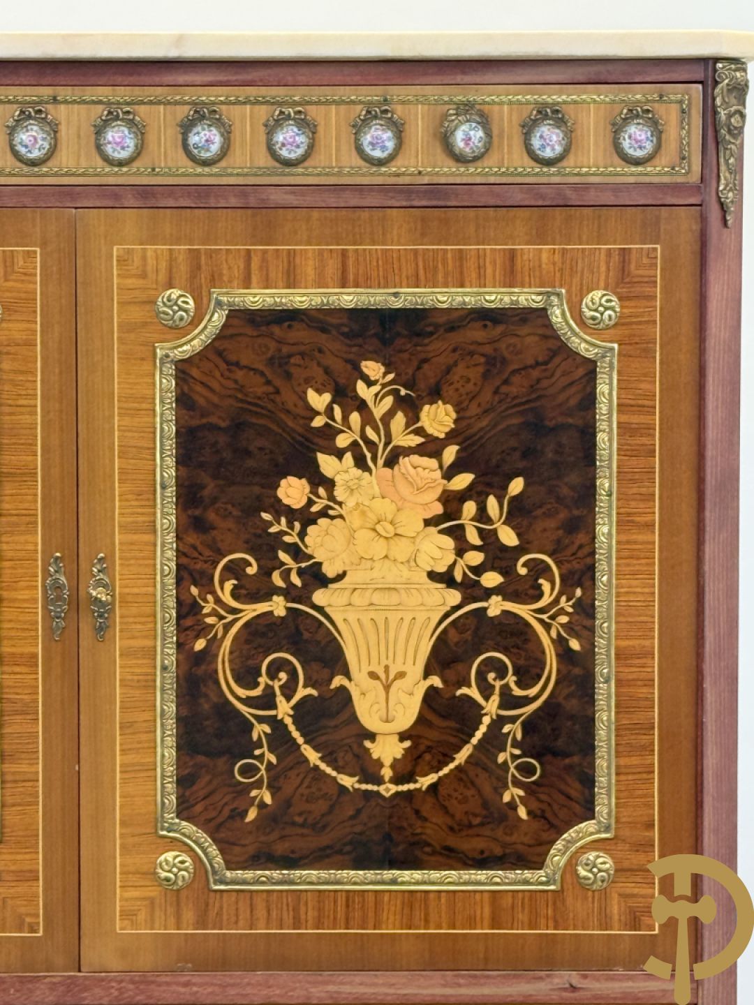 Notelaren TV/barmeubel bezet met bloemenmarquetterie en bronzen ornamenten met porseleinen plakkettes