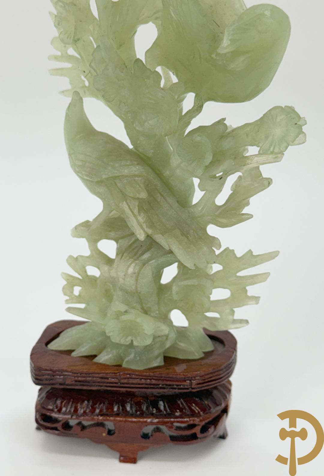 Drie jade sculpturen van vogels met bloemen op sokkel