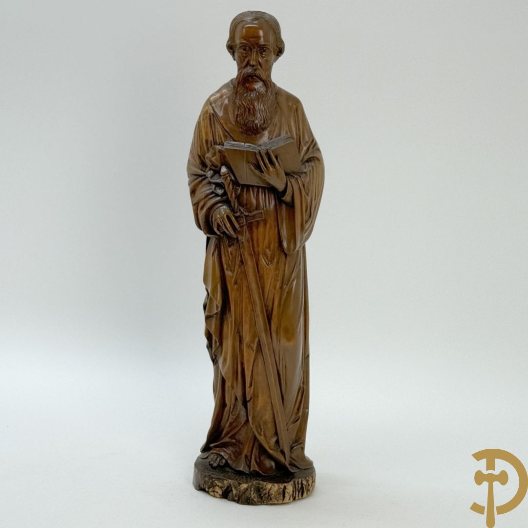 Houtsculptuur van evangelist met zwaard