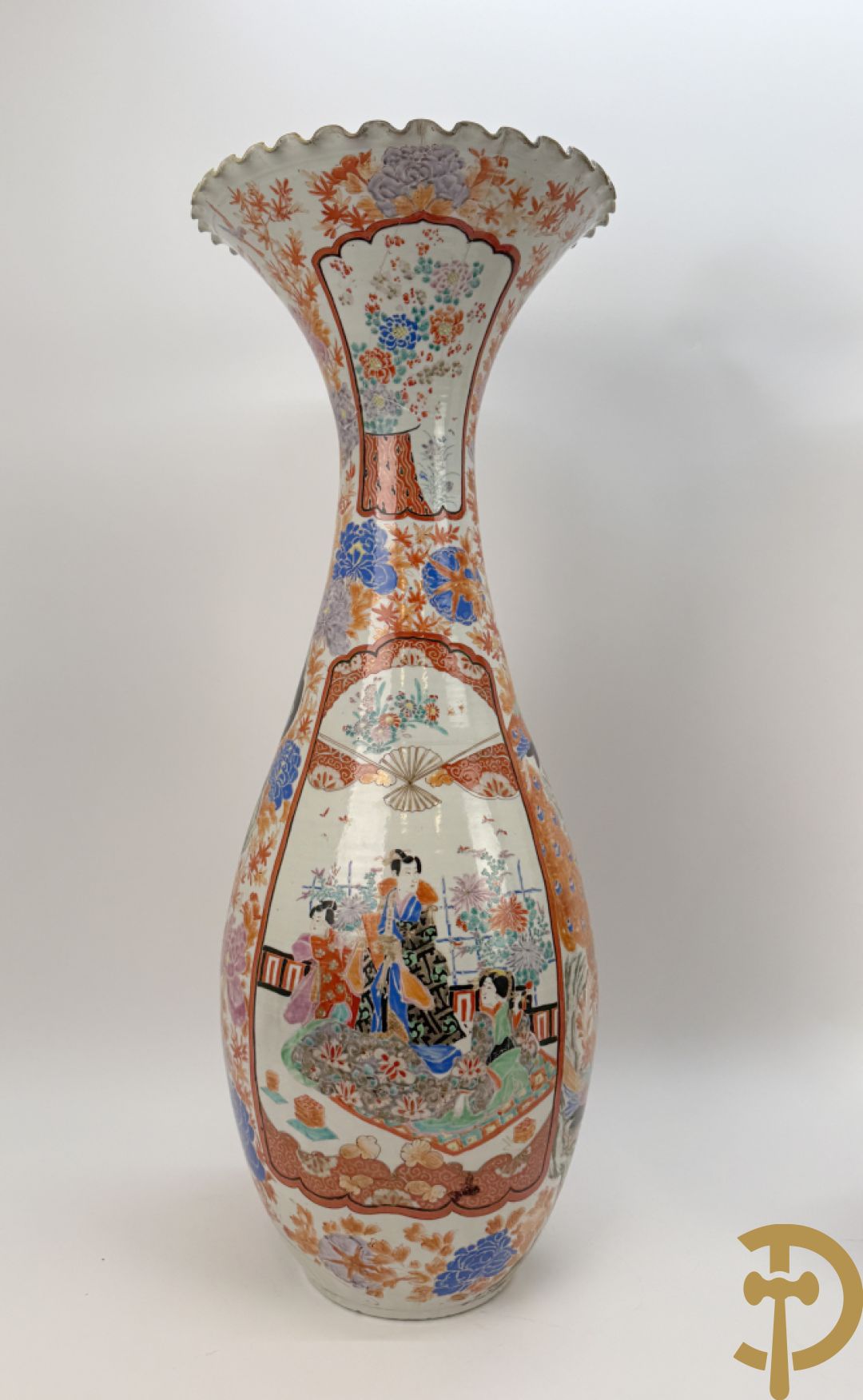 Paar Japanse porseleinen waaiervazen met bloemen en geanimeerd decor