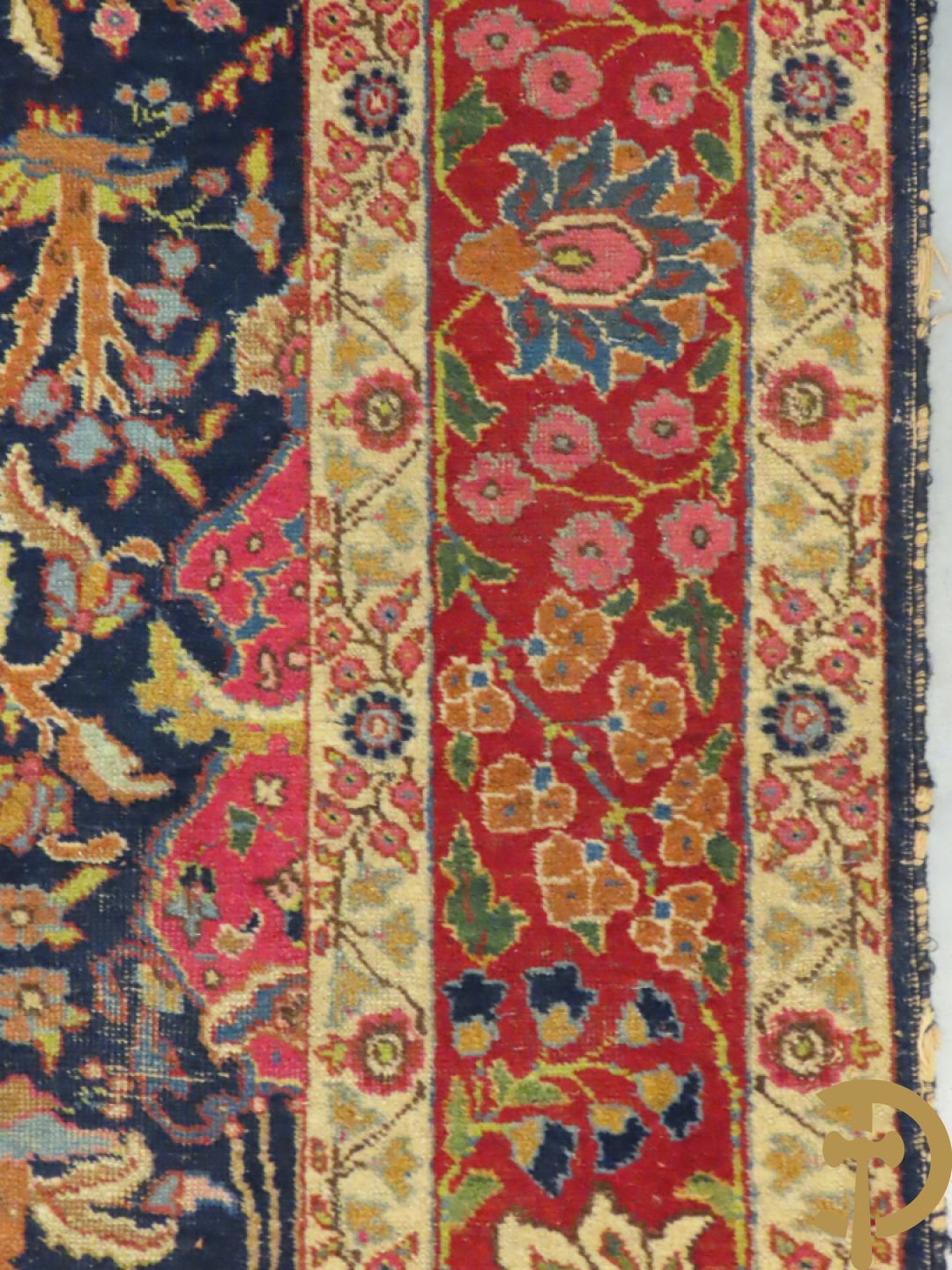 Antiek Oosters handgeknoopt tapijt Tabriz met amfoor en bloementafereel