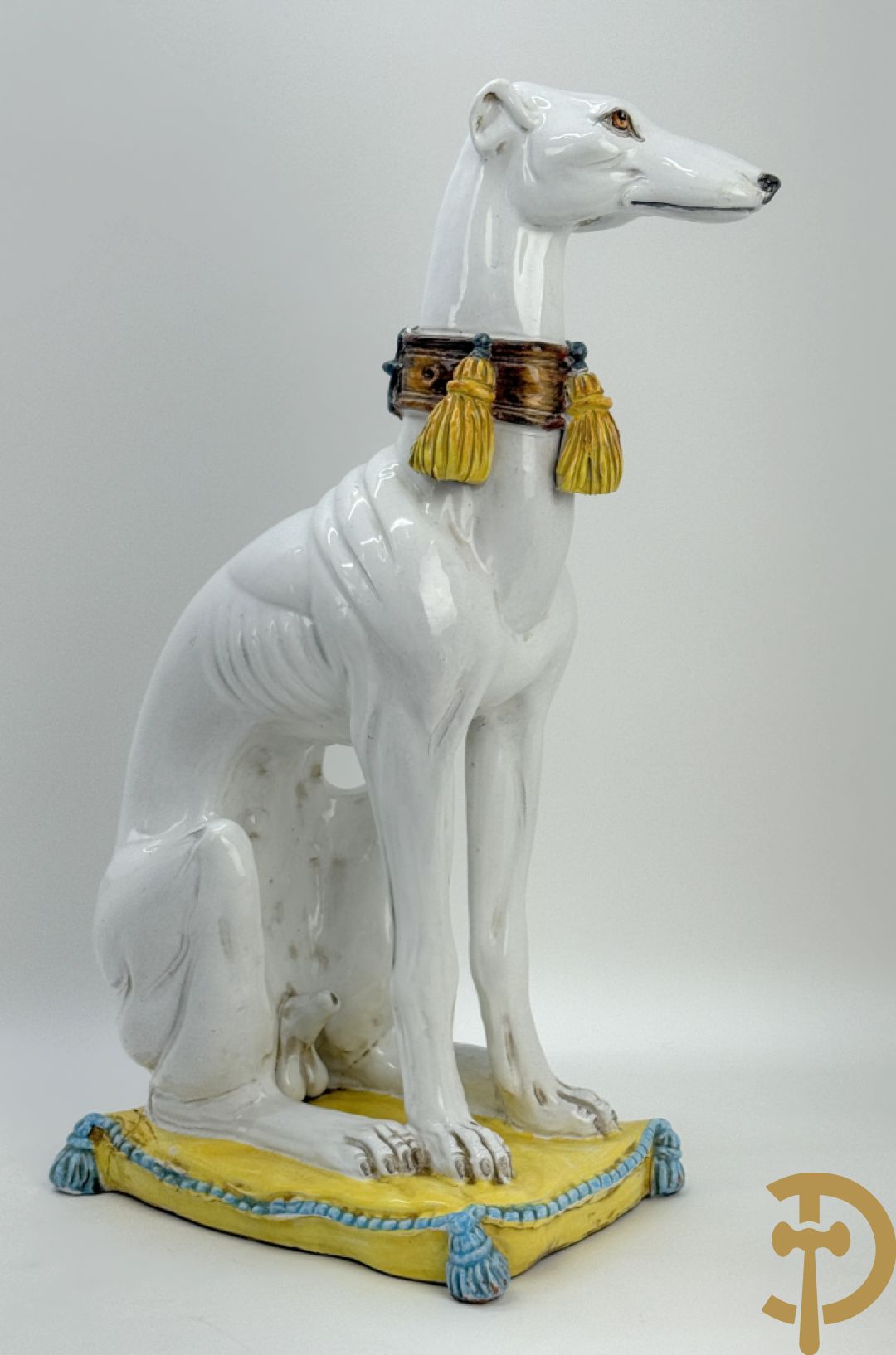 Italiaanse keramieken neergezeten witte windhond op kussen