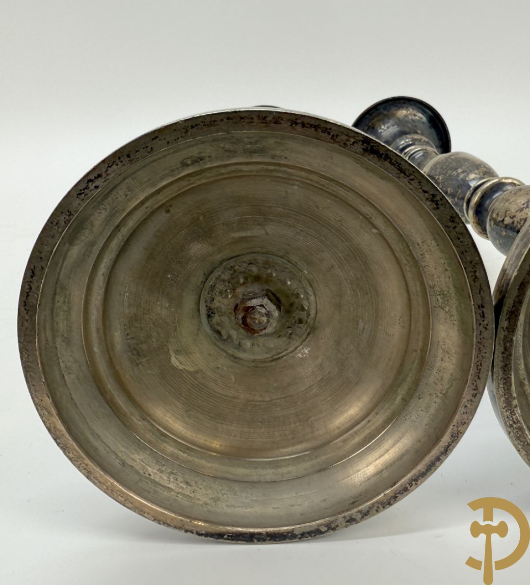 Paar antieke koperen kandelaars + paar metalen  zilverkleurige ballusterkandelaars