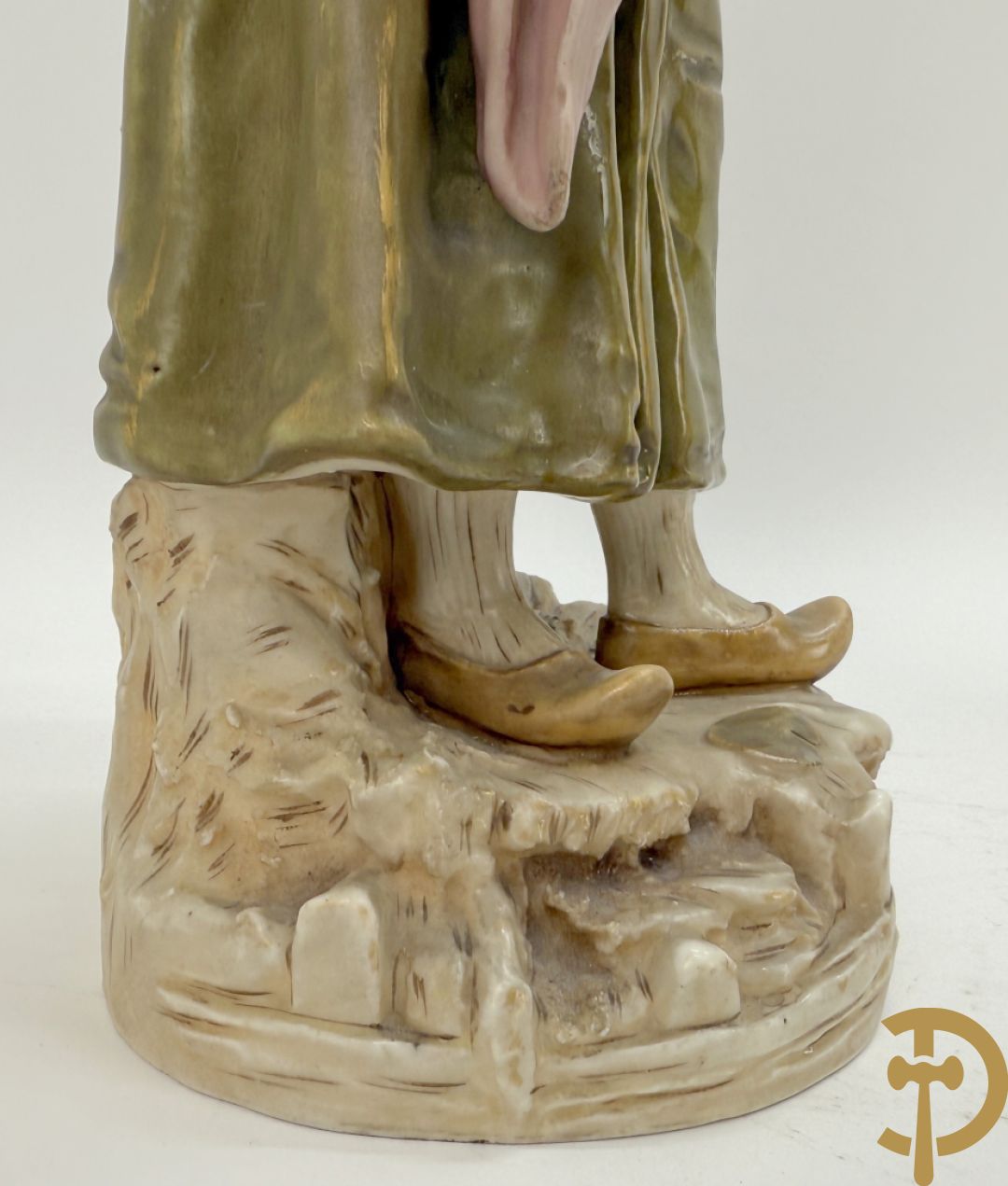 Royal Dux beeld van melkmeisje, onderaan genummeerd 1055 + vaas met zittende dame, Royal Dux stijl