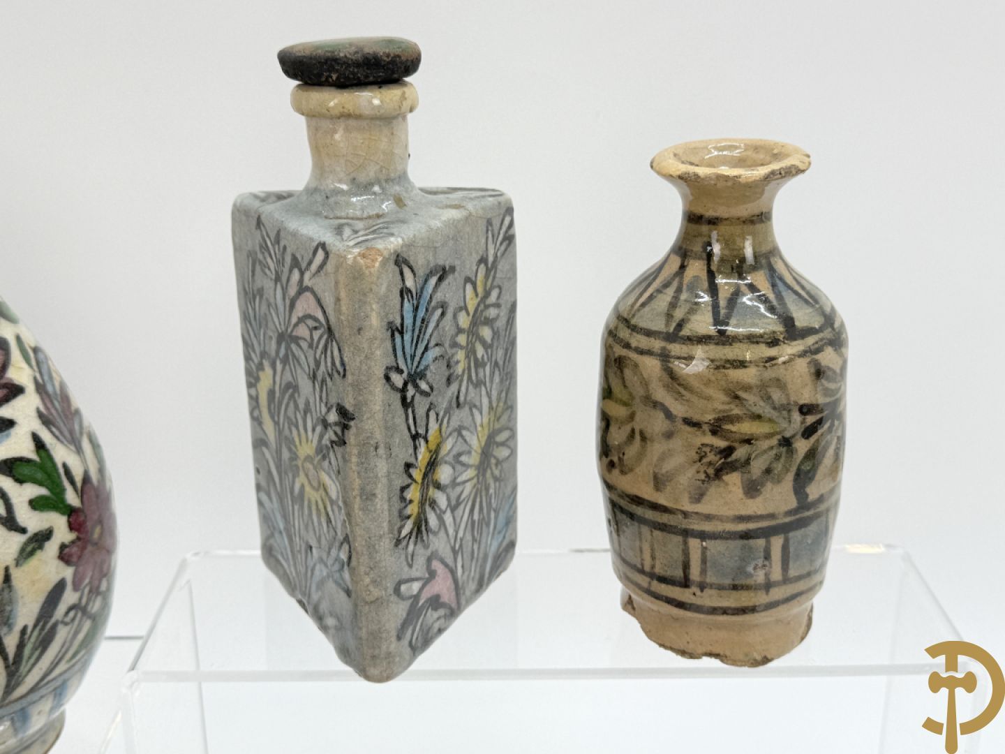 10 meerkleurige geglazuurde keramieken flesjes met decor van bloemen-en dierenmotieven, Iznik