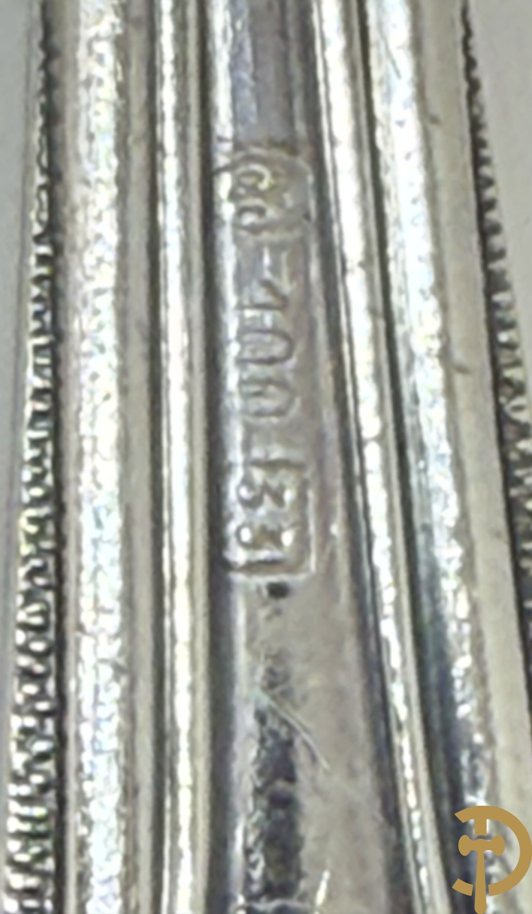 Verzilverd bestek Louis XV stijl bestaande uit lepels, vorken, messen, dessertlepels, dessertvorken, koffielepels, kleine vorken, visvorken, vismessen en soeplepel - in koffer