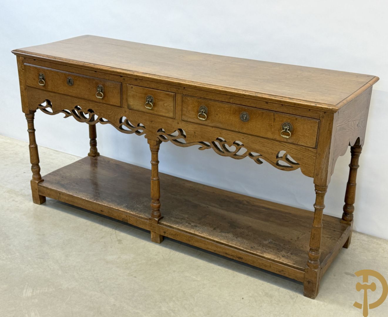 Engelse eiken sideboard met 3 lades op ballustervormige poten