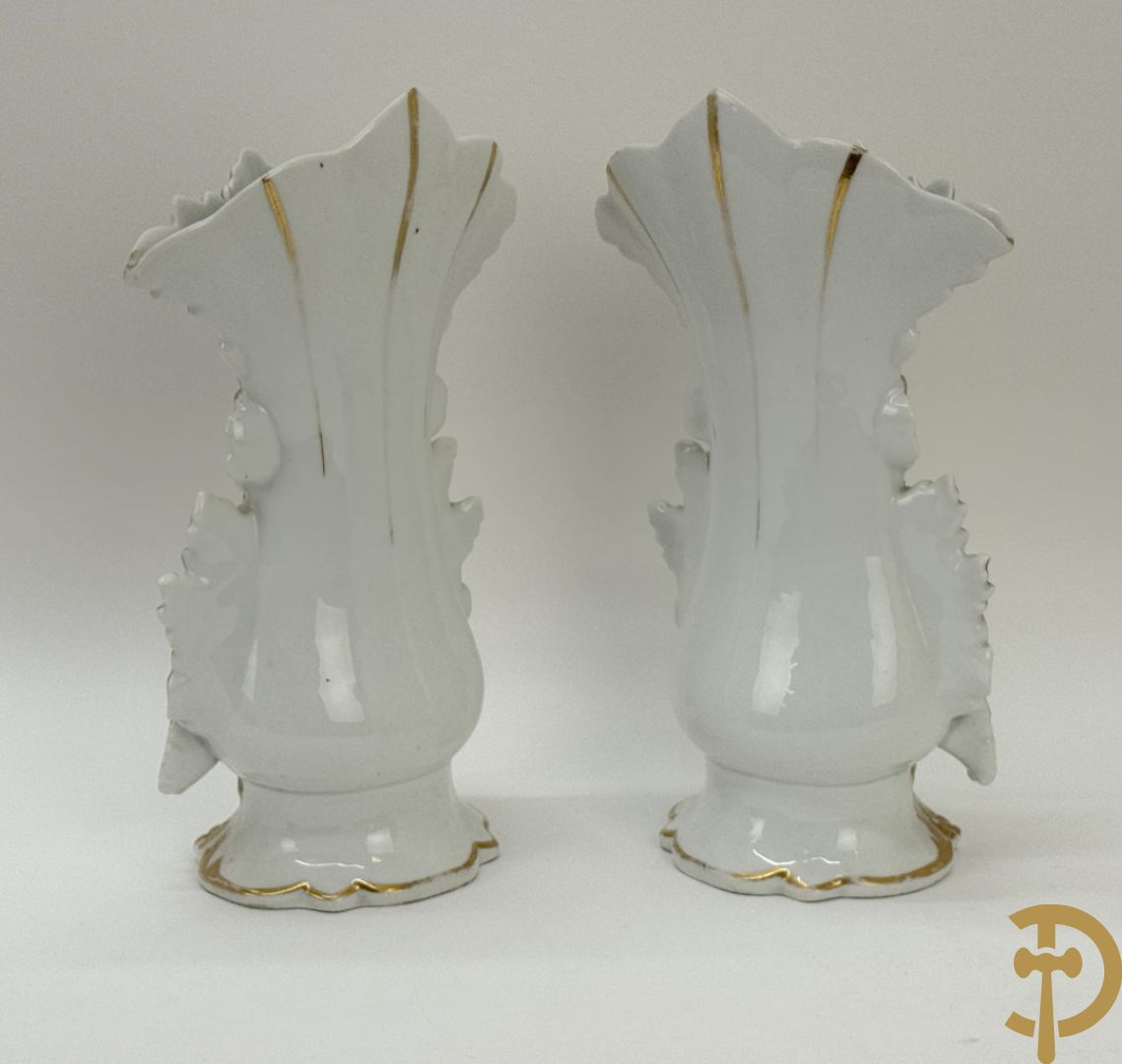 Paar Vieux Bruxelles cornetvazen met religieuse symboliek + grote tas op onderschaal + amfoorvaas