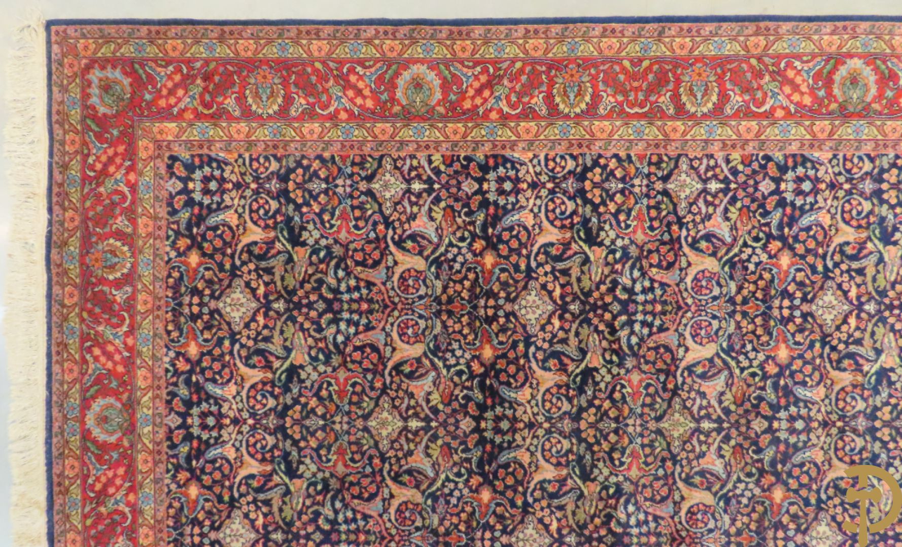 Oosters handgeknoopt tapijt met meanderend geometrisch motief en accanthusranken op blauwe fond