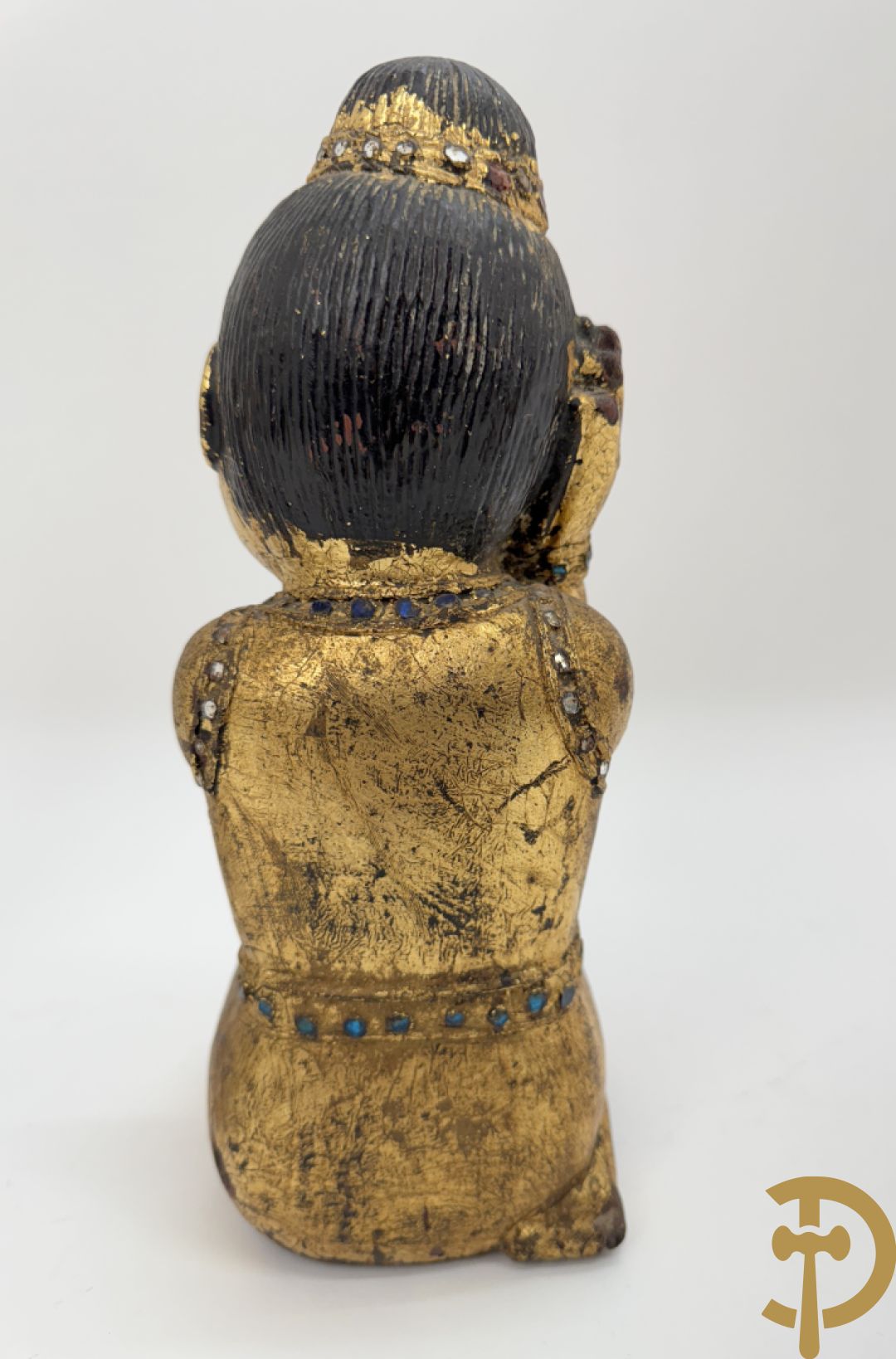 Negen houtgesculpteerde boedhistische figuren waarvan enkele verguld