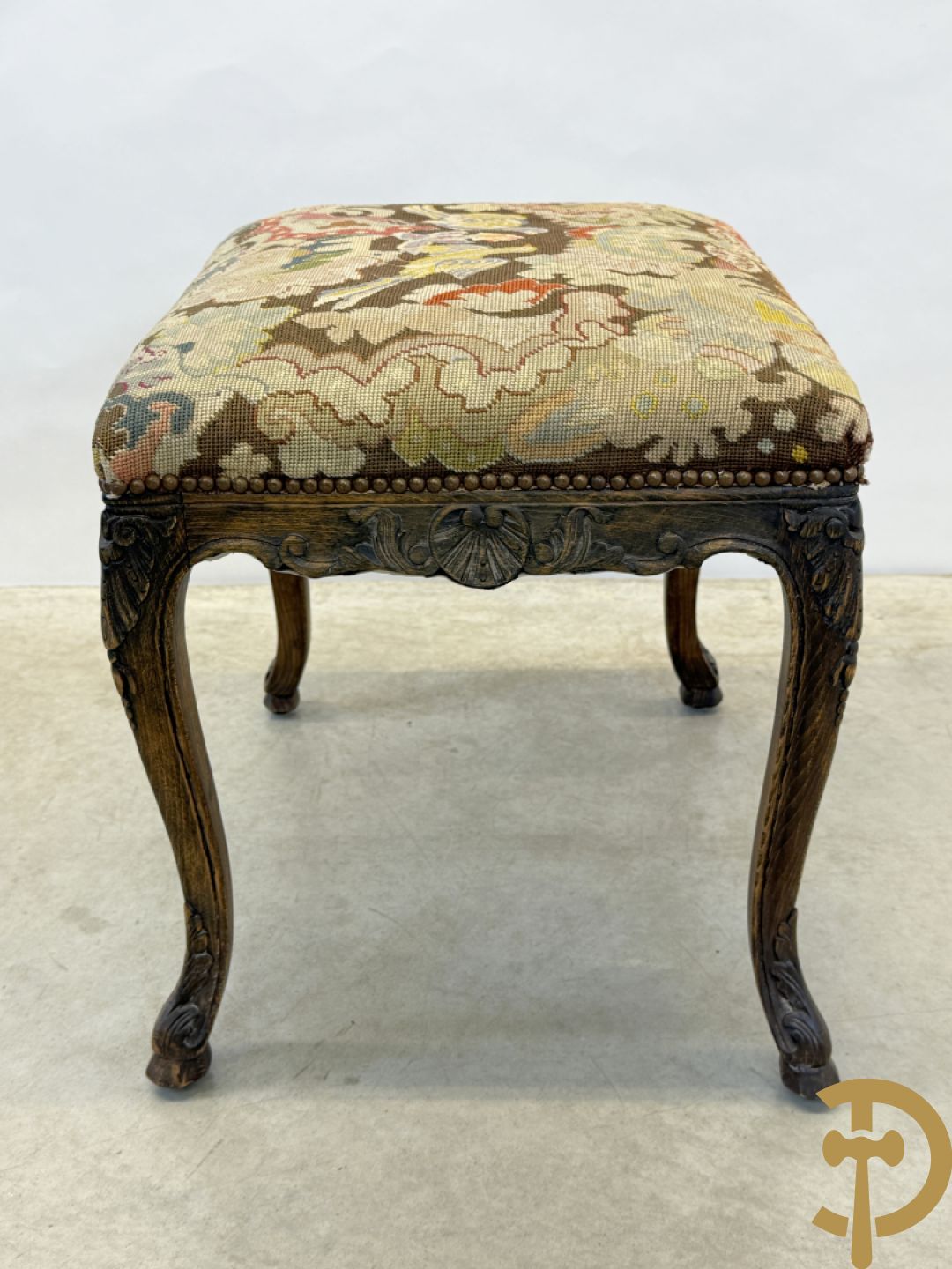 Armzetel Louis XIV met petit points + voetbankje