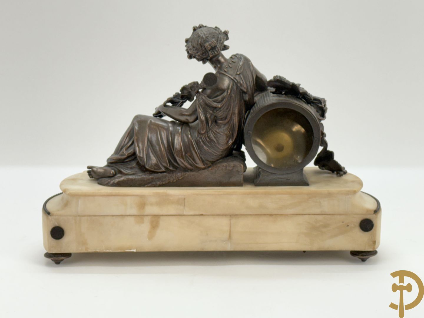 Kunstbronzen pendule liggende dame met beker op marmeren sokkel