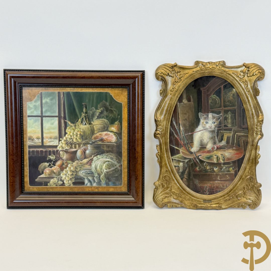 DE PAUW Luc J.C. getekend 'Poes in het schildersatelier, op verboden terrein' ovaal olie op unaliet + 'Stilleven met fruit, fles, kan en groenten' olie op unaliet
