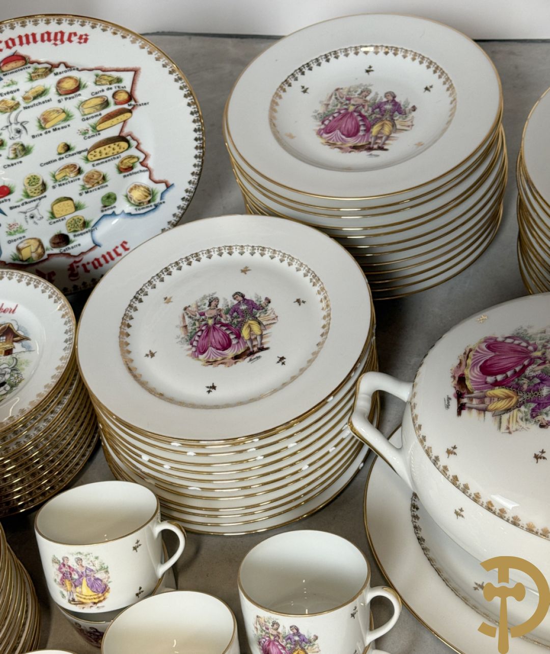 Porseleinen eet- en koffieservies met decor van elegant koppel, Limoges gemerkt