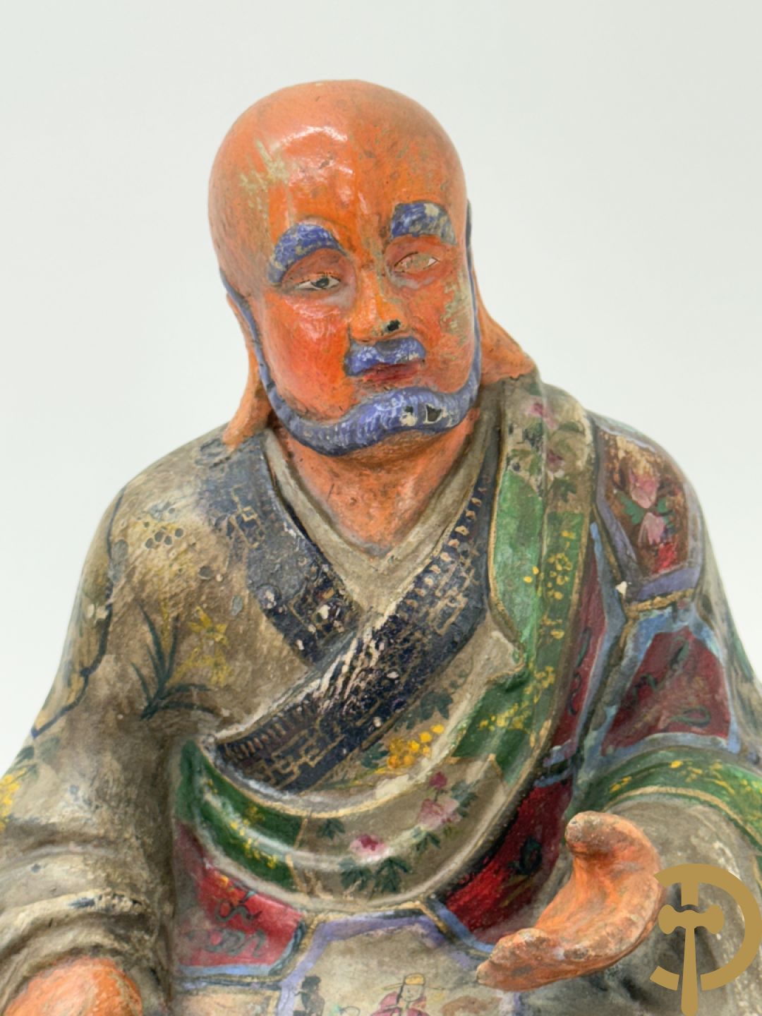Houtgesculpteerde en gepolychromeerde zittende Aziatische wijsgeer