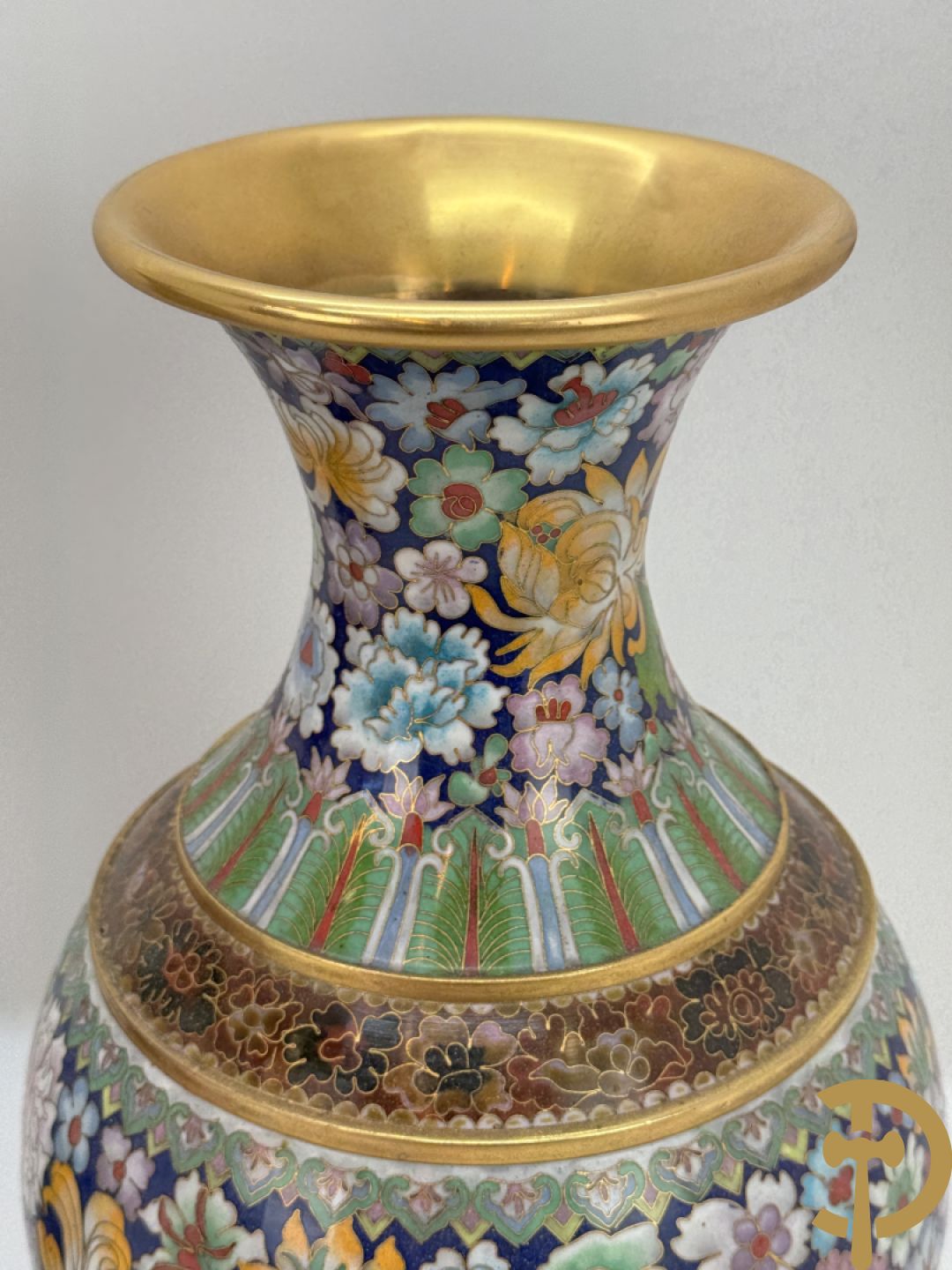 Paar cloisoné vazen met kleurrijk bloemendecor op houten sokkel