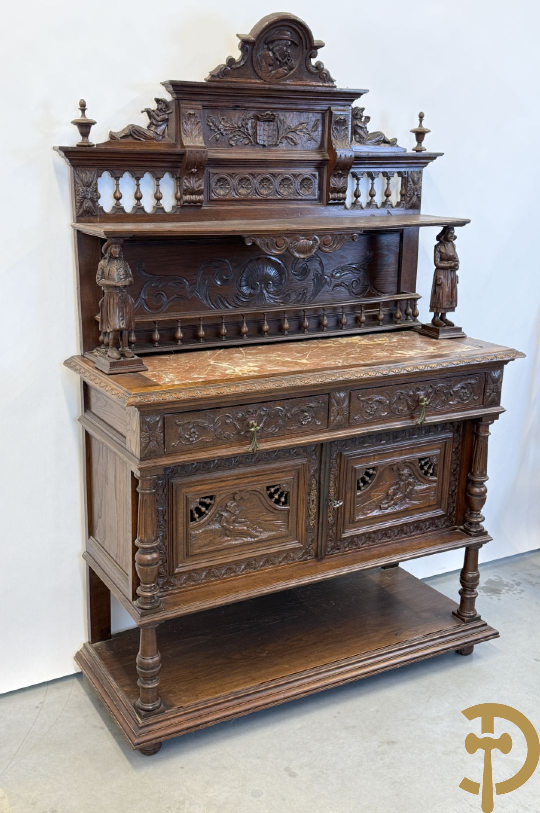 Massief eiken Bretoense eetkamer bestaande uit buffet met 3 deuren boven, 2 deuren onder, lades midden en gesculpteerde geanimeerde scènes + desserte + uittrekbare tafel + 6 stoelen + extra allonge