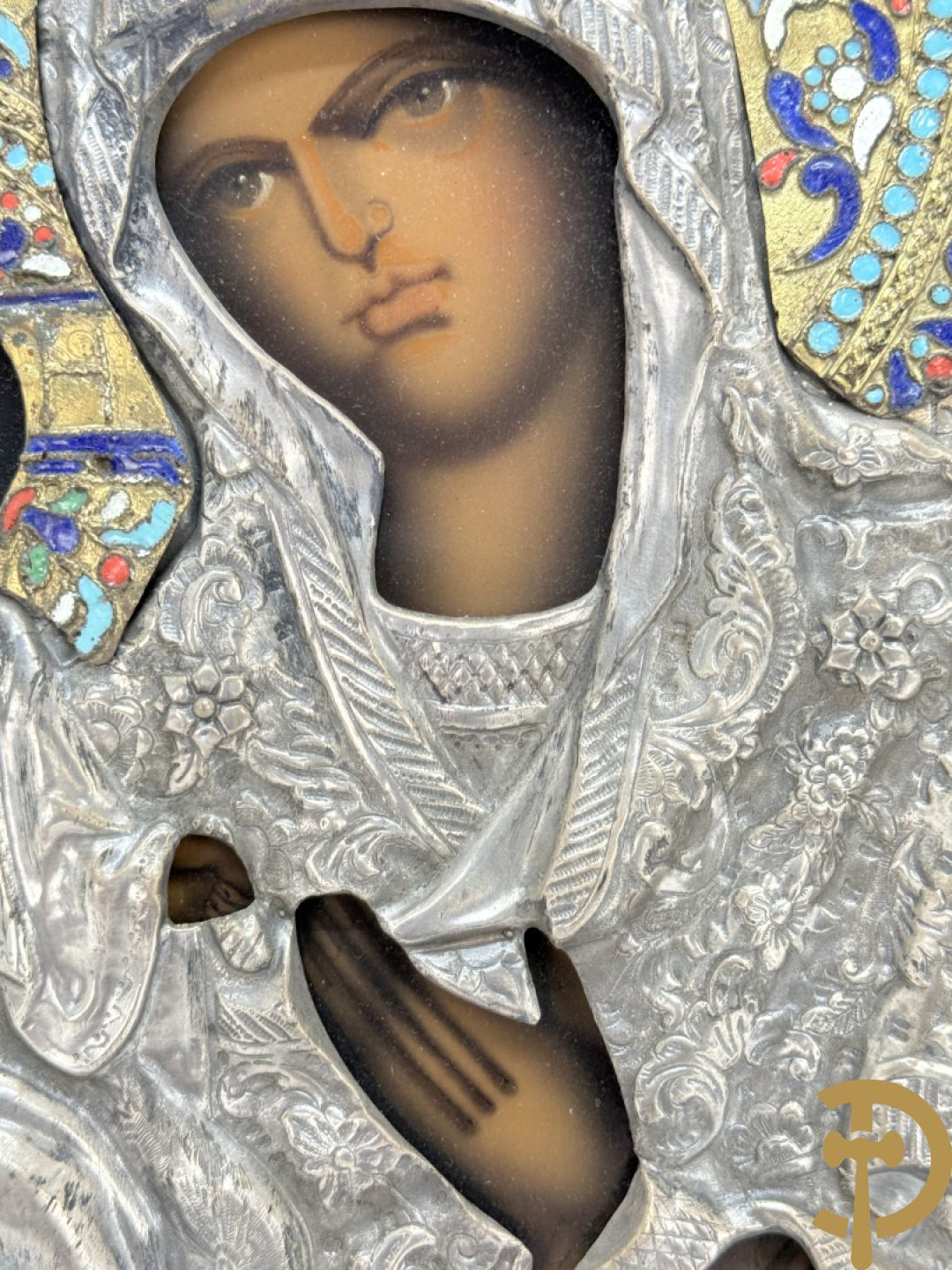 Ikoon met voorstelling van Madonna met kind en verzilverde rizza bezet met email