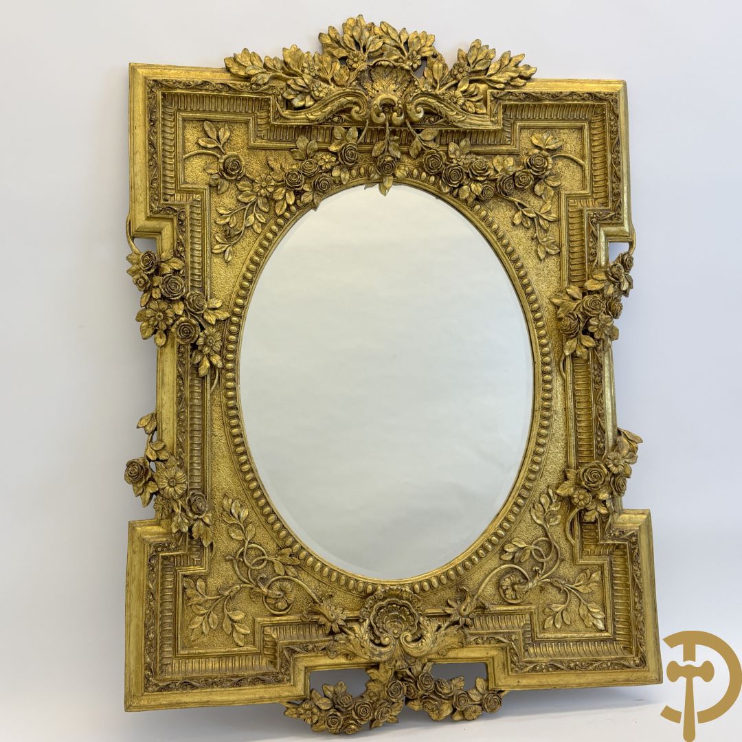 Vergulde lijst met bloemenguirlandes en accanthusranken, binnenin met ovale geslepen spiegel
