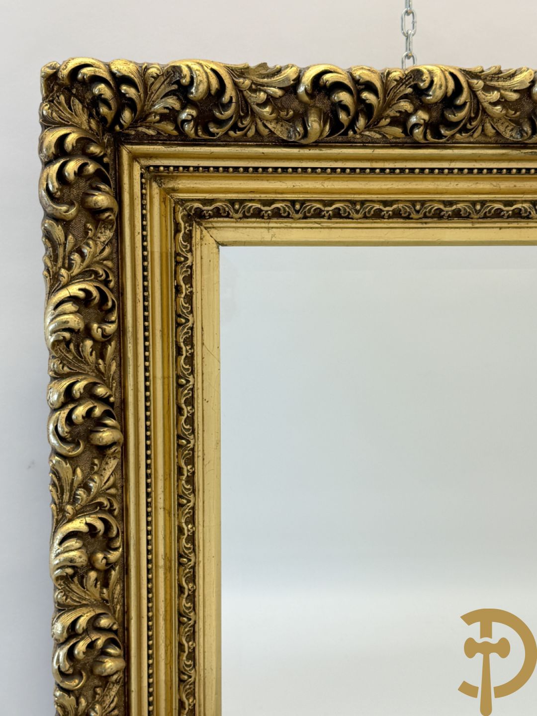 Vergulde spiegel met rocaillemotieven + console