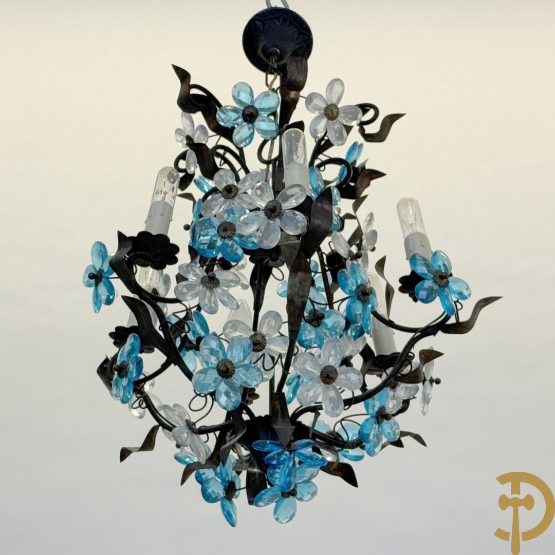 Italiaanse gesmede zesarmige luchter met blauwe glazen bloemmetjes bezet