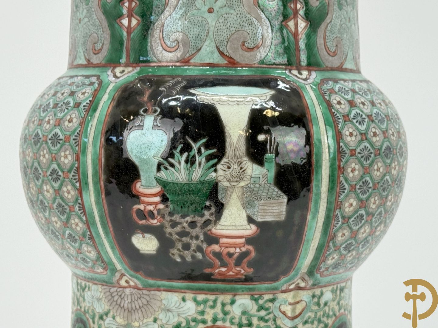 Antieke Chinese Gu vaas met geschenkendecor op zwarte fond