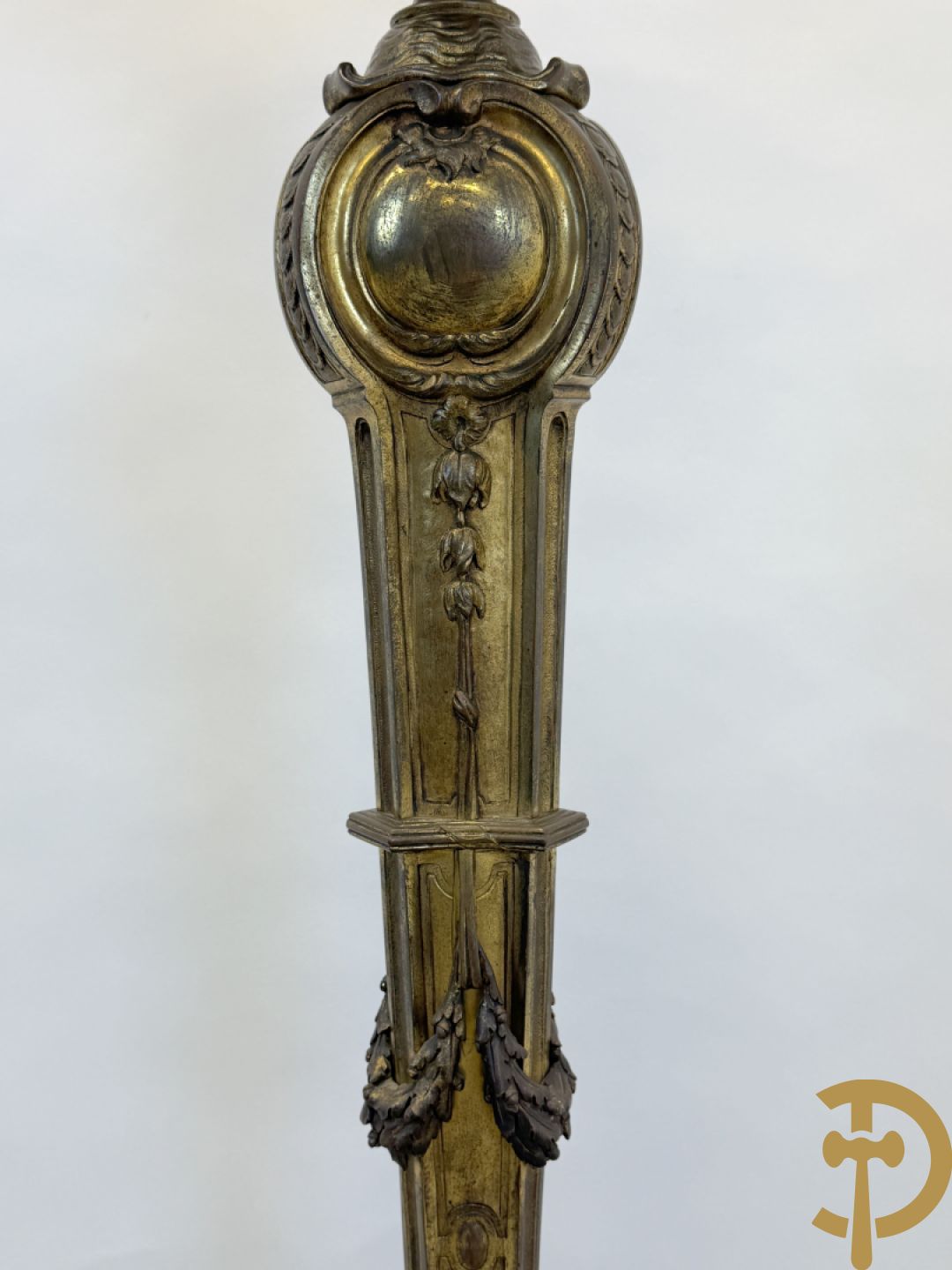 Bronzen staander op drie voluutvormige poten met acanthusranken, bezet met guirlandes en bovenaan met marmeren plateau