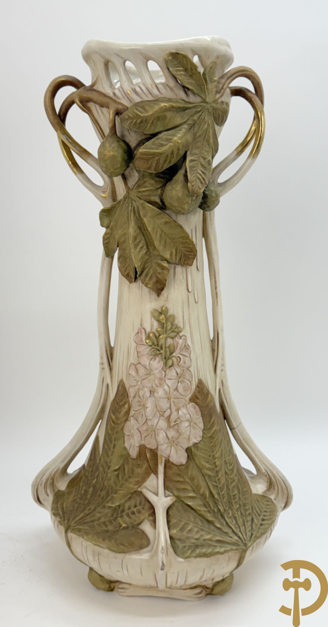 Paar Royal Dux vazen met bloemen bezet