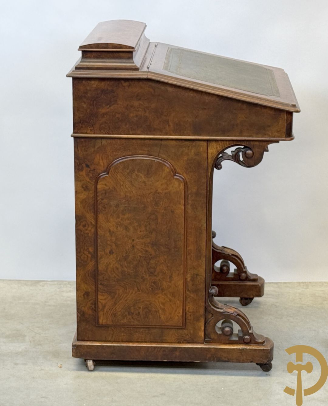 Wortelnotehouten Engels Davenportbureel met klep - zijdelings met deur en 4 ingebouwde lades