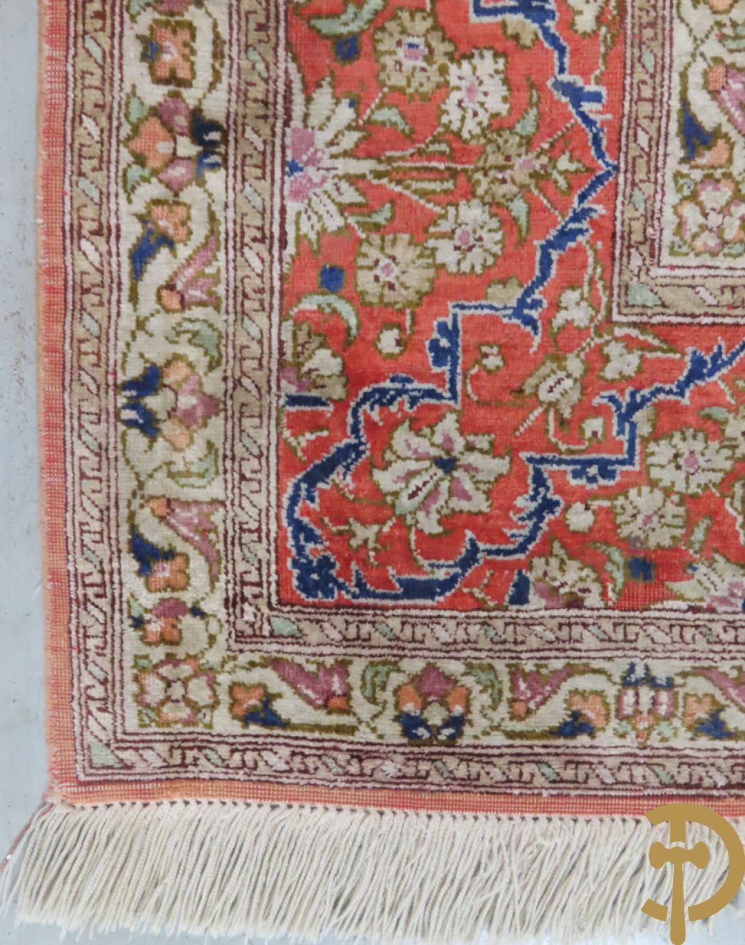 Oosters handgeknoopt tapijt zijde op katoen met centraal medaillon en bloementaferelen