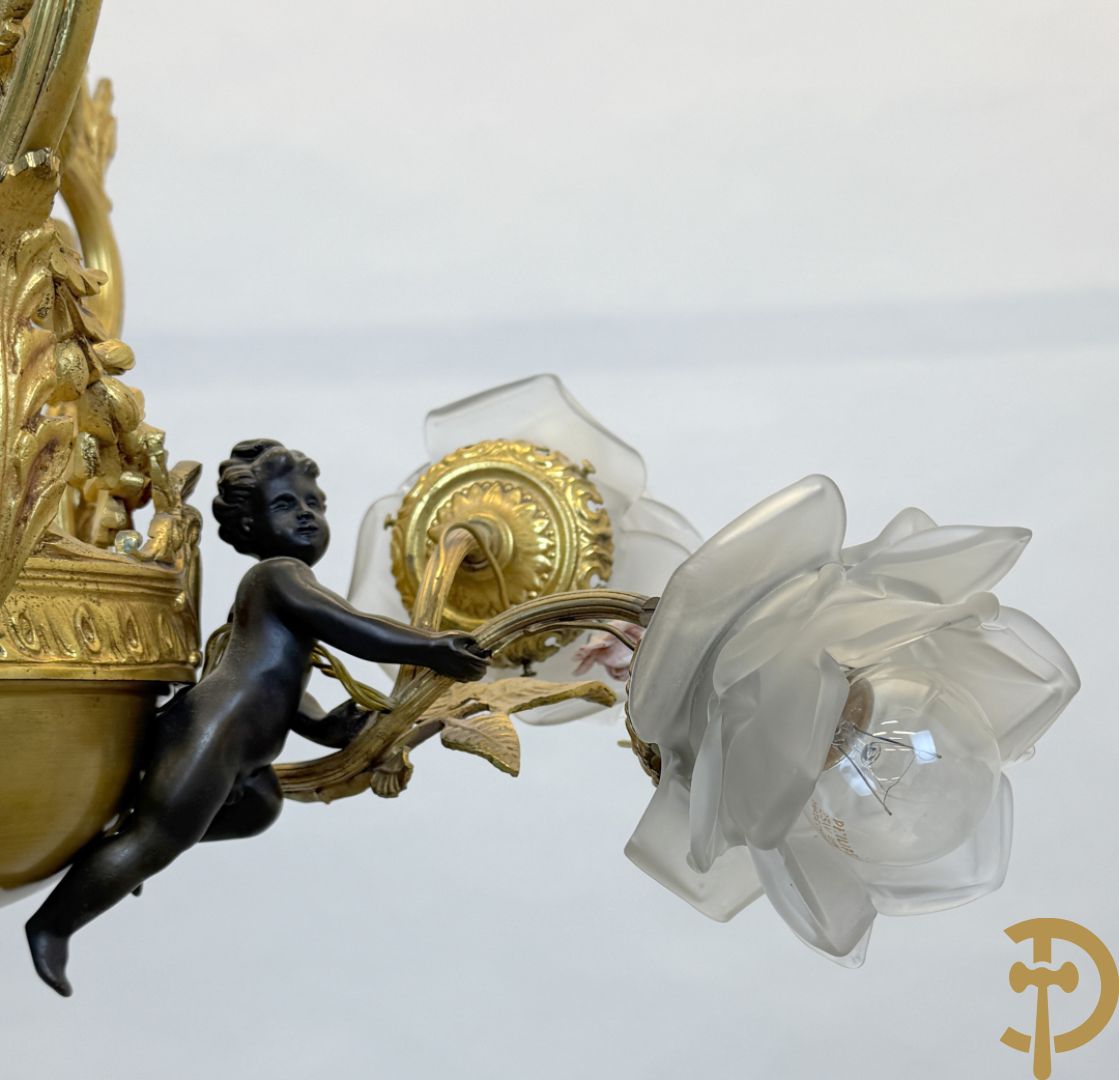 Vuurvergulde bronzen luchter met 3 armen bezet met cupido