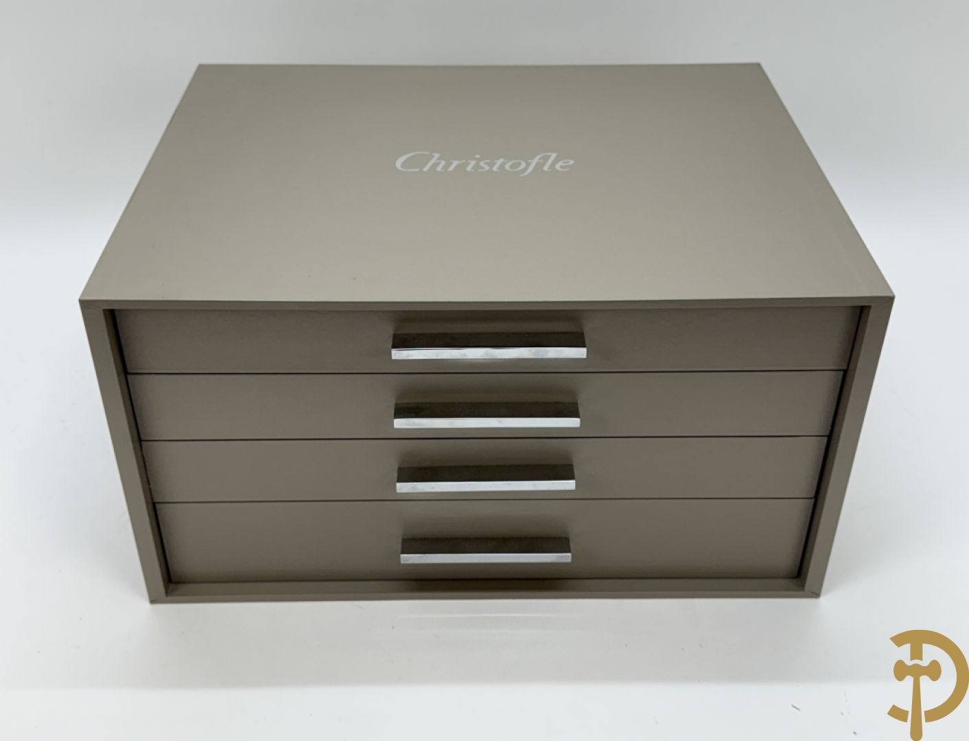 Verzilverd bestek bestaande uit 12 messen, 12 dessertlepels, 12 dessertvorken, 12 taartvorkjes, 12 dessertmessen en 12 visvorken, gemerkt Quaghebeur (Kuurne) dit alles in een in Christofle bestekkoffer ondergebracht