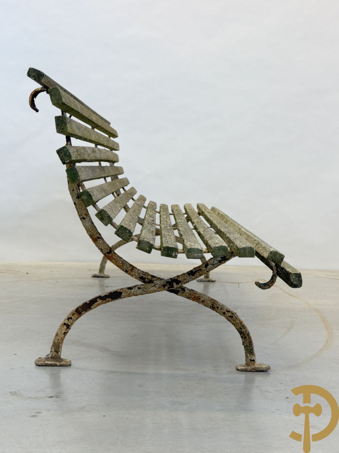 Tuinbank met houten latjes op ijzeren chassis