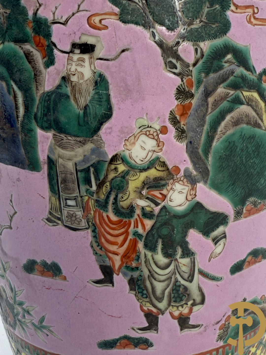 Chinese porseleinen meerkleurige vaas met decor van wijsgeren in landschap