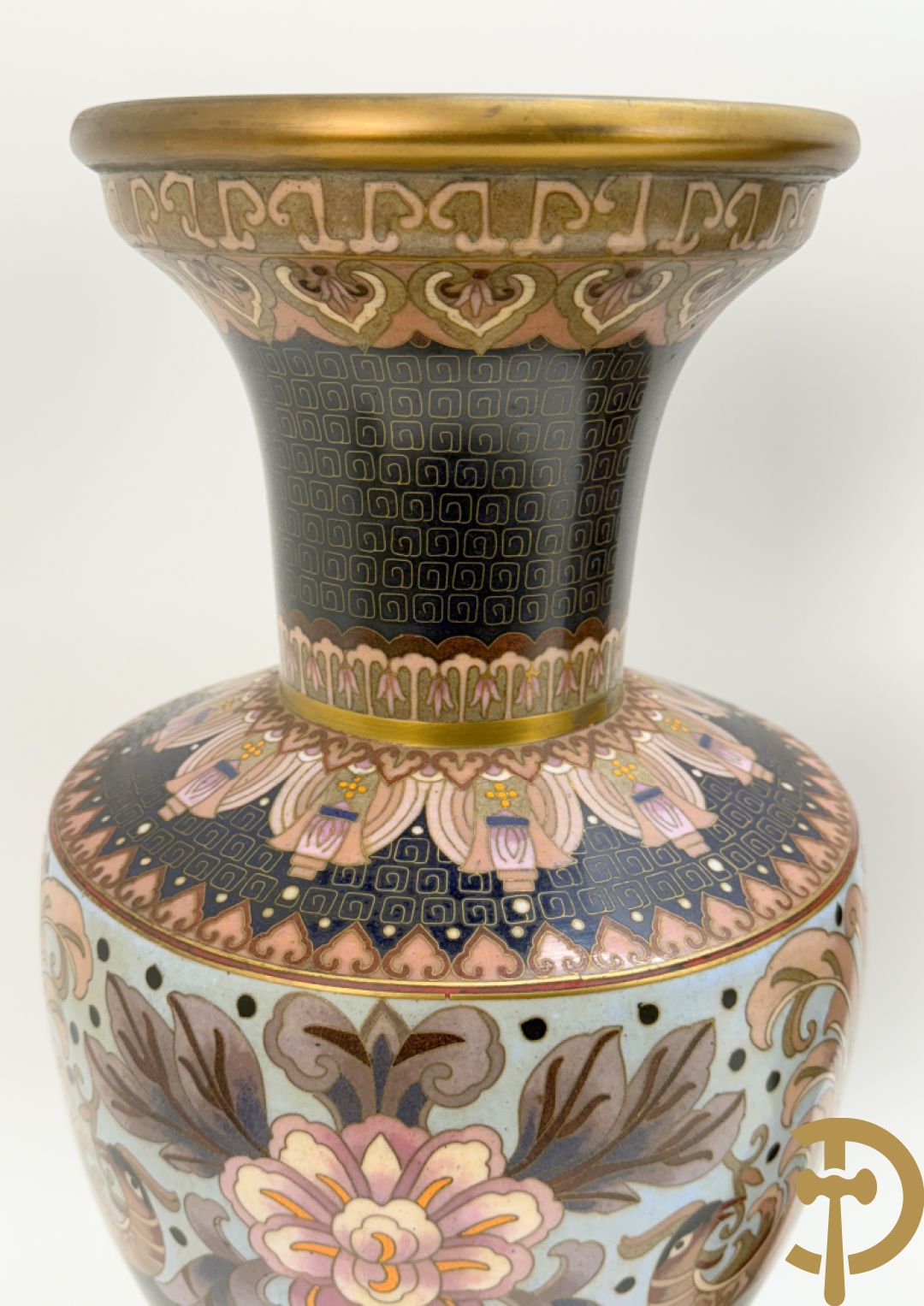 Paar ballustervormige cloisonévazen met decor van vogels en bloemen - op houten sokkel + paar kleine cloisonévazen met vogel en bloemendecor - op houten sokkel