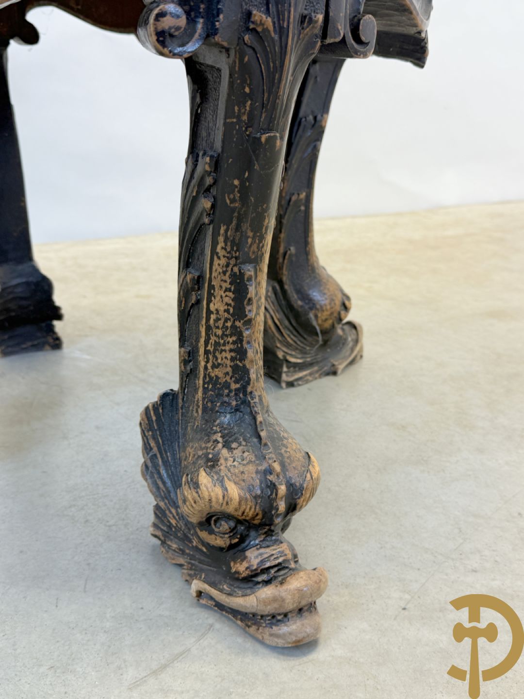 Gesculpteerde draaibare gondelvormige stoel steunend op 4 poten in de vorm van dolfijnen, bovenaan met kariathiden en engelenkoppen