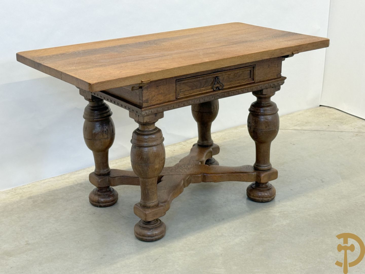 Massief eiken bolpoottafel met lade en gekruiste voetverbinding