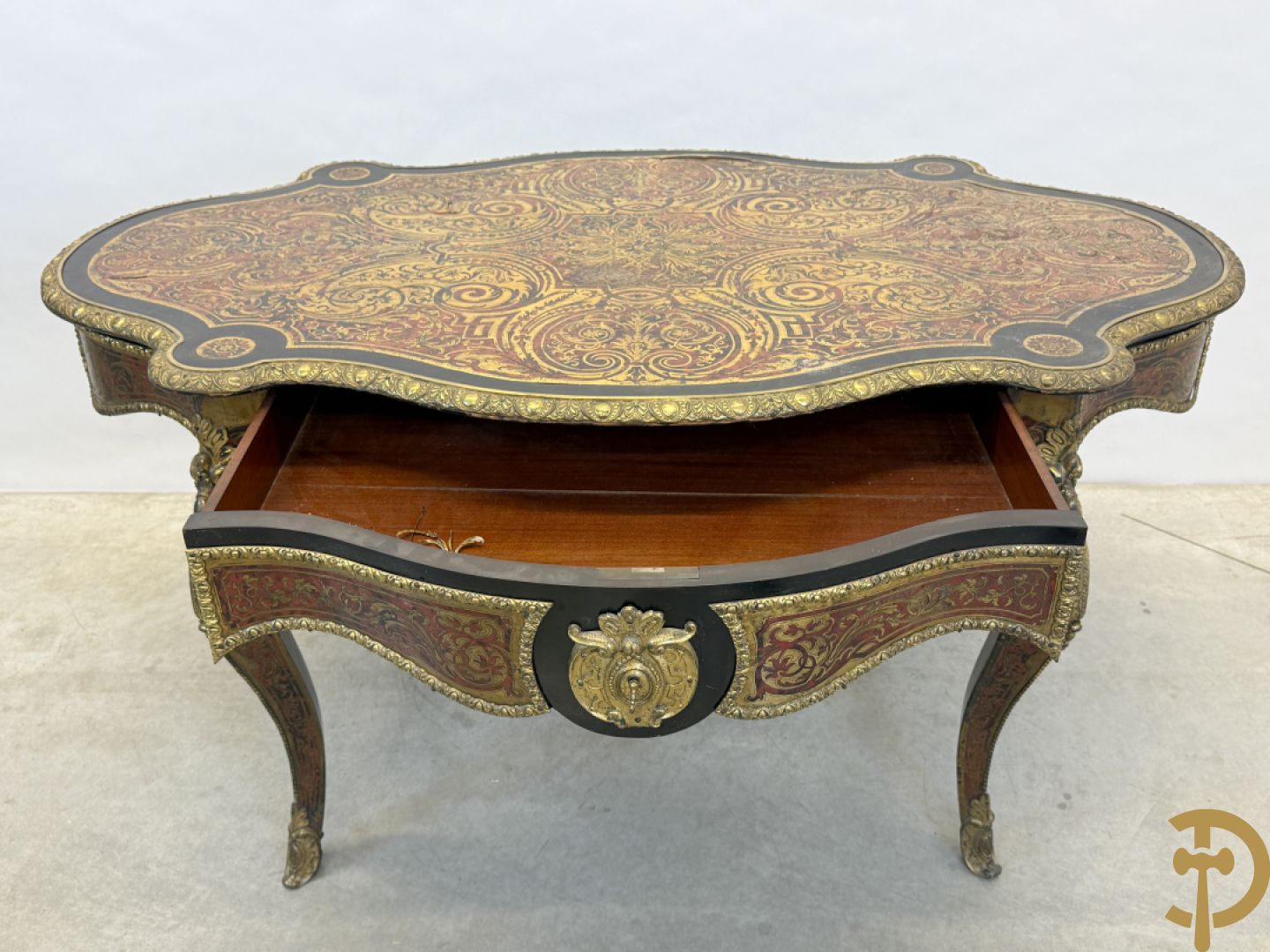 Boulle tafel met lade, Napoleon III, met mooi koperinleg en bronzen ornamenten, 19e