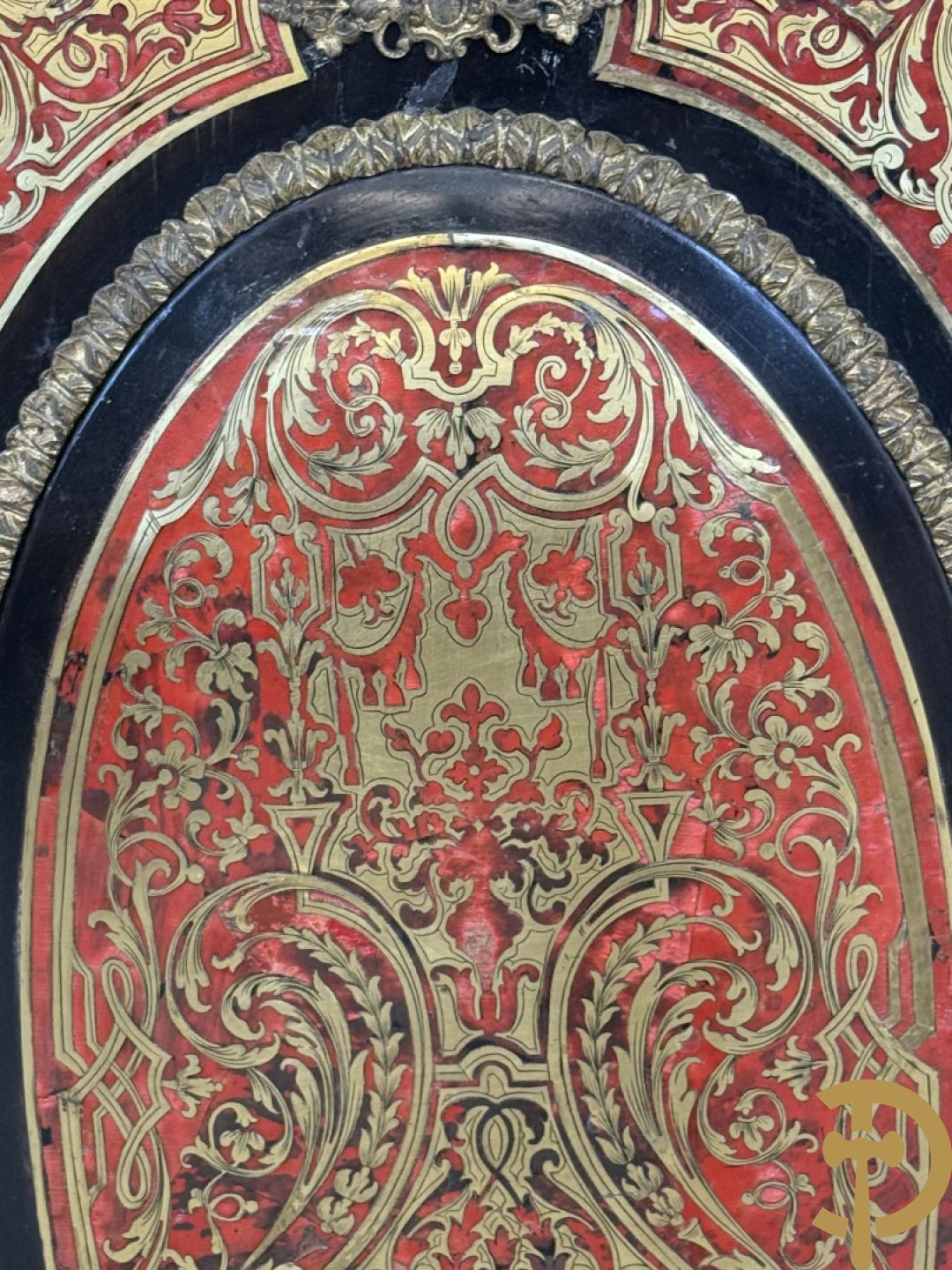 Napoleon III tweedeursdresse bezet met bronzen ornamenten van dameshoofden - paar ovale medaillons in de deuren, alles bezet met Boulle techniek - bovenaan met marmeren blad