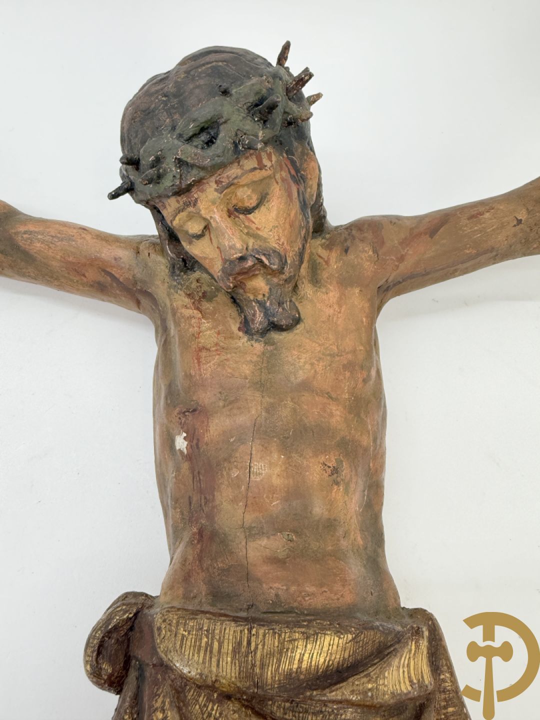 Twee houtgesculpteerde en gepolychromeerde corpussen