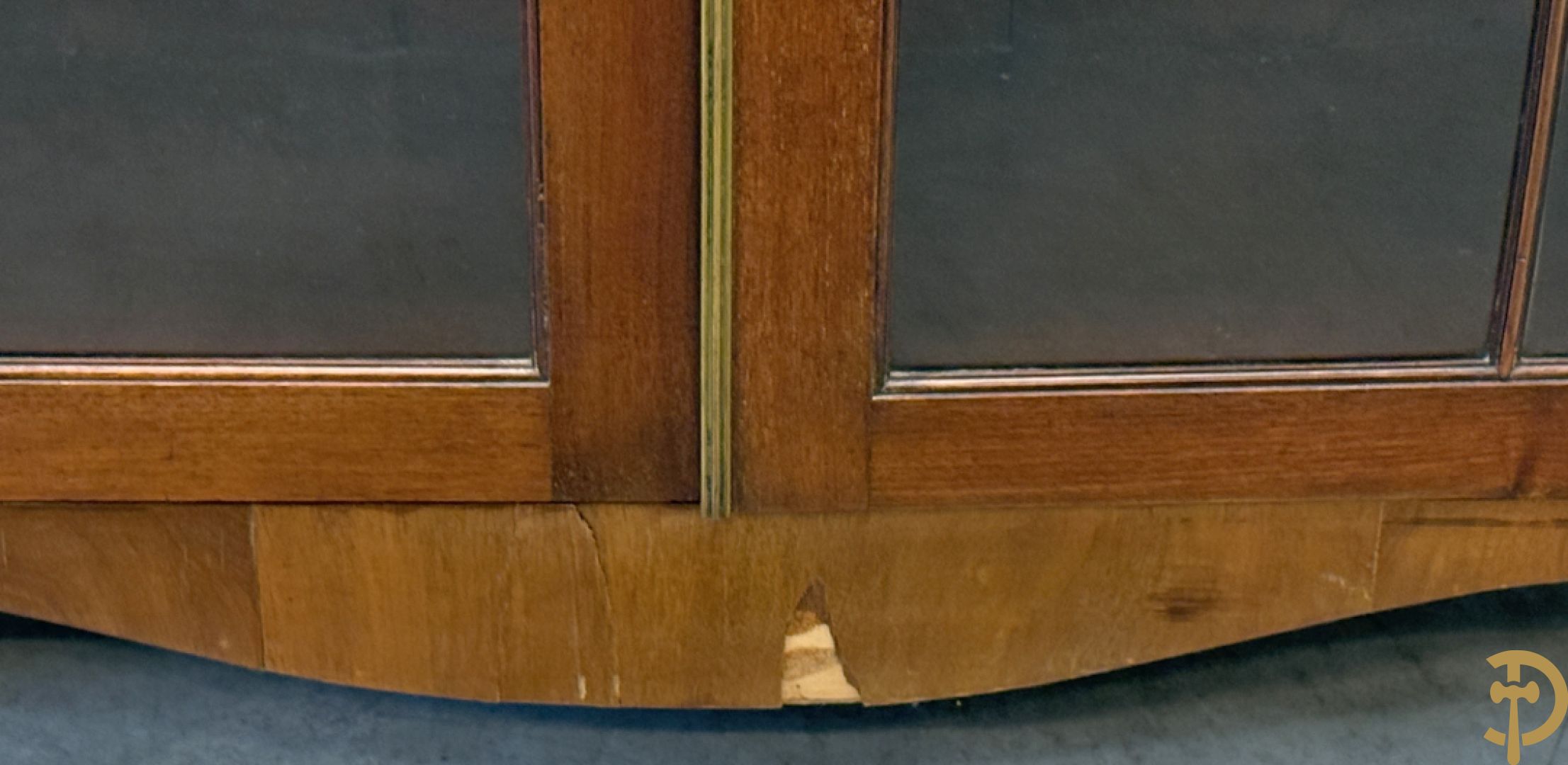 Paar Engelse mahoniehouten vitrines met legbanken